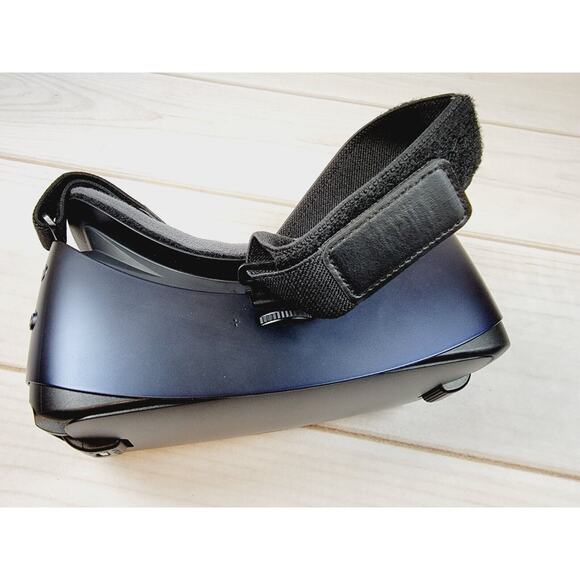 Samsung Gear VR Powered by Oculus SM-R323 Virtual Reality Headset - Picture 11 of 15